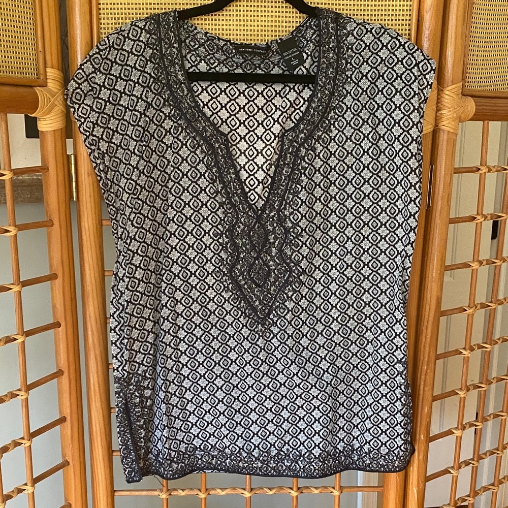 New York & Company Black and White Geometric Blouse